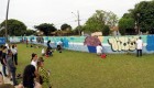 Grafiteiros pintam muro de escola pichada