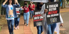 Estudantes da Universidade Federal realizam protesto contra bloqueio de verba destinada à Educação 