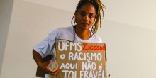 Estudante realiza protesto após ser barrada em evento na UFMS 