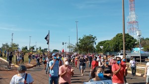 População protesta contra cortes de verbas na educação pública pelo Governo Federal