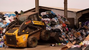 Descarte indevido do lixo provoca mal estar em moradores da capital