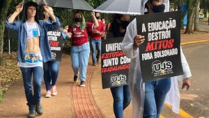 Estudantes da Universidade Federal realizam protesto contra bloqueio de verba destinada à Educação 