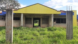 Obra de Escola Municipal de Ensino Infantil está abandonada há 8 anos no Bairro São Conrado