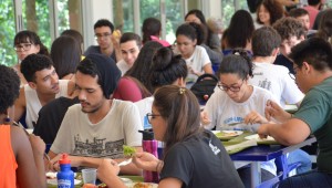 Grupo de acadêmicos vende marmita como forma de protesto à atual gestão do restaurante universitário