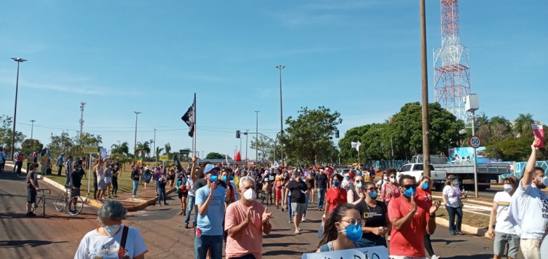 Manifestantes pararam o trânsito na av. Costa e Silva durante o percurso do ato