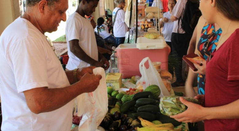 Produtos comercializados na feira agroecológica são de agricultores e artesãos locaiscapa