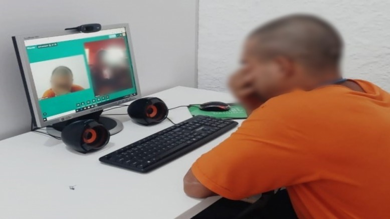 Os internos se reúnem virtualmente com seus familiares uma vez por mês, durante 10 minutos