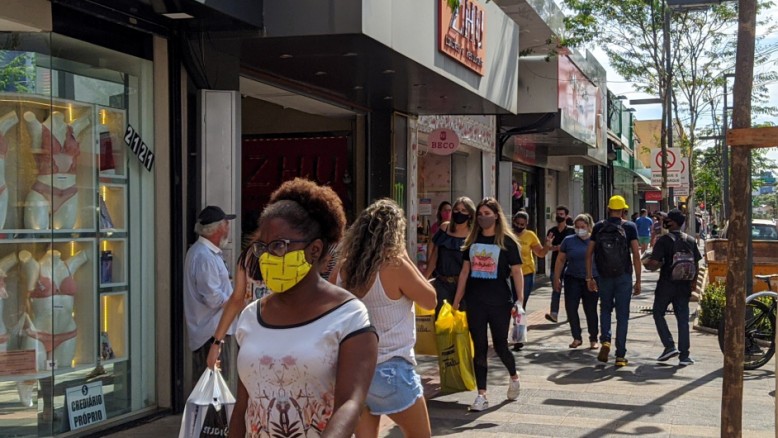 Bandeira vermelha permite abertura do comércio no centro da capital