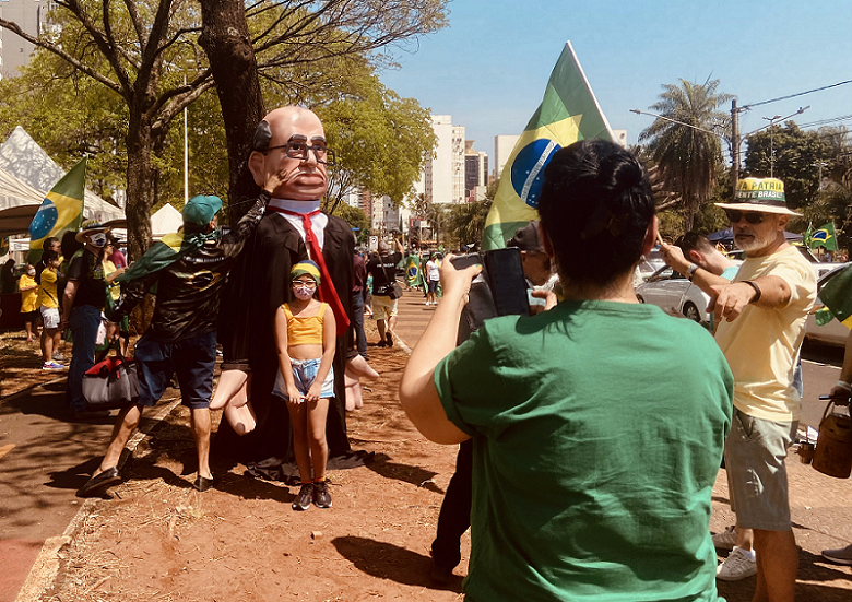 Manifestantes pró-bolsonaro tiram foto com boneco do ministro do STF, Gilmar Mendes