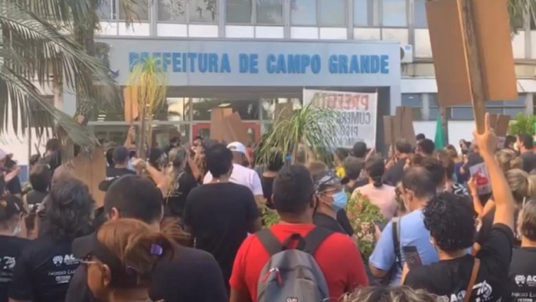 Professores fazem manifestação para reivindicar reajuste salarial 