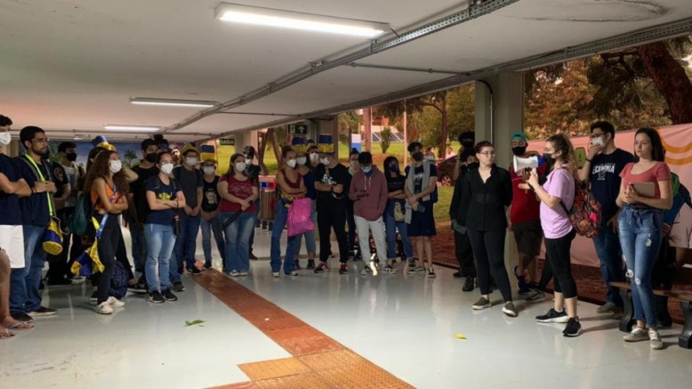 Os estudantes se reuniram em plenária para decidir quais seriam as próximas ações para frear o aumento do preço da refeição no Restaurante Universitário 