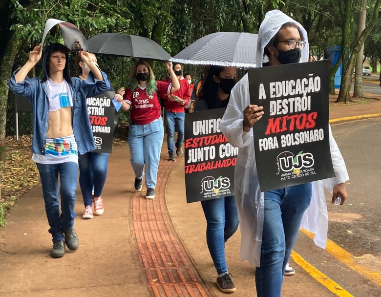 Alunos caminharam até o corredor central da UFMS para protestar contra cortes no orçamento da educação