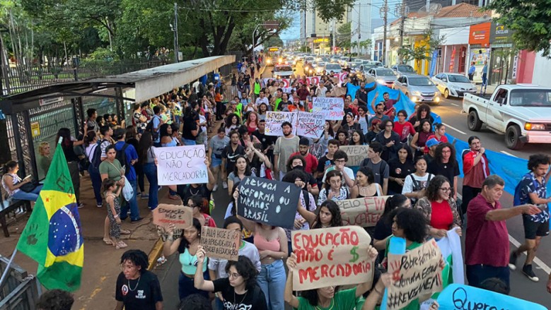 Estudantes e professores caminharam em direção à Praça Ary Coelho