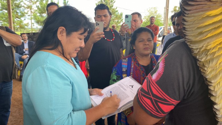 Joênia Wapichana e Sônia Guajajara assinaram um termo de compromisso com a causa indígena Guarani-Kaiowá