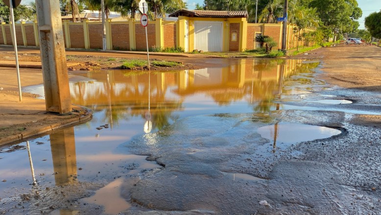 Falta de escoamento de água na Avenida Nove no bairro Nova Campo Grande