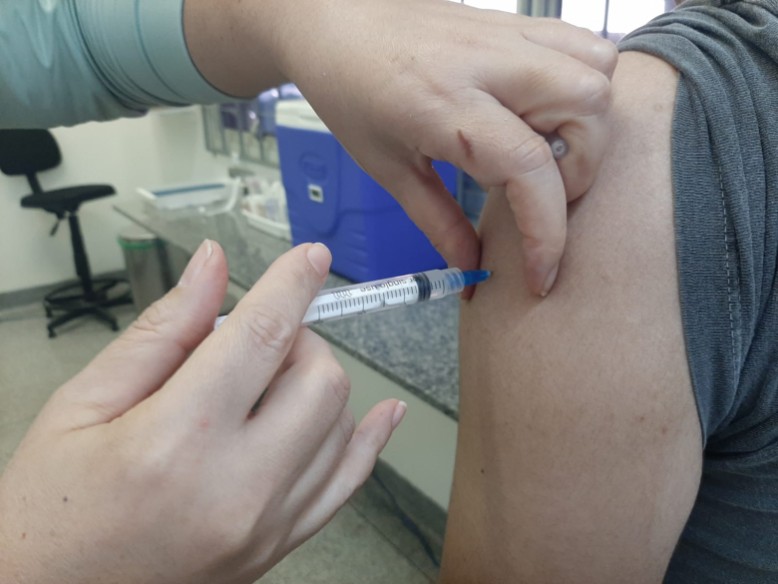 Adolescente recebe primeira dose da vacina contra vírus do HPV 