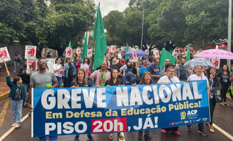 A passeata interrompeu o trânsito na Avenida Afonso Pena por cerca de uma hora enquanto os manifestantes se deslocavam até a Prefeitura de Campo Grande