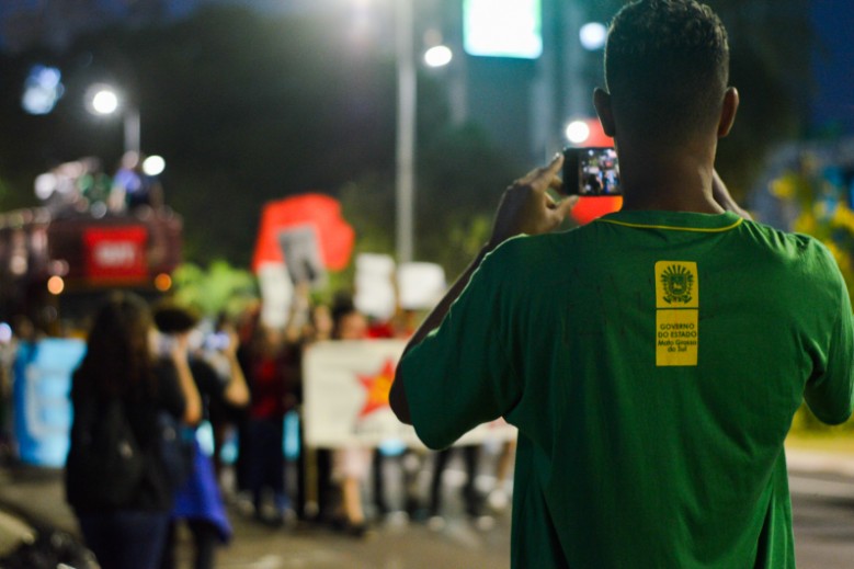 Estudantes sairam da Praça do Rádio às 17h30 em direção a Praça Ary Coelho.