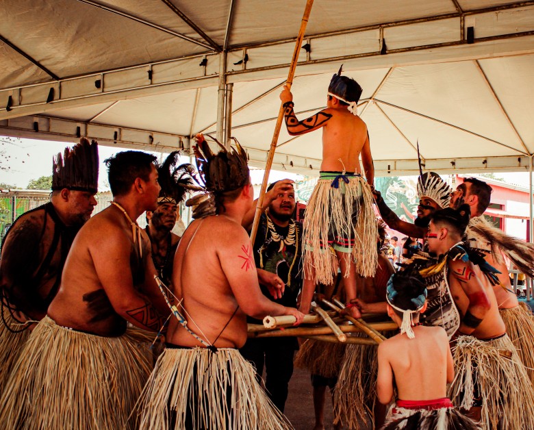 Dança tradicional na Aldeia Marçal de Souza, maior concentração indígena de Campo Grande