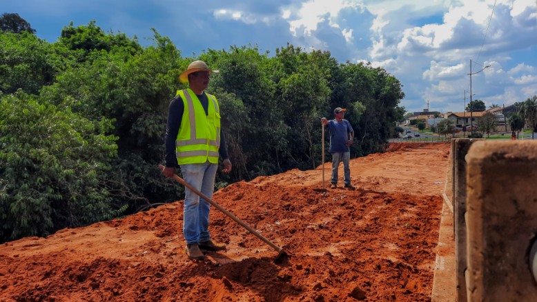 Serventes de obra trabalham o dia todo expostos ao sol 