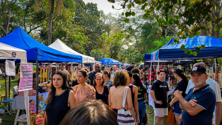 Movimento de pessoas durante a Feira Bosque da Paz 