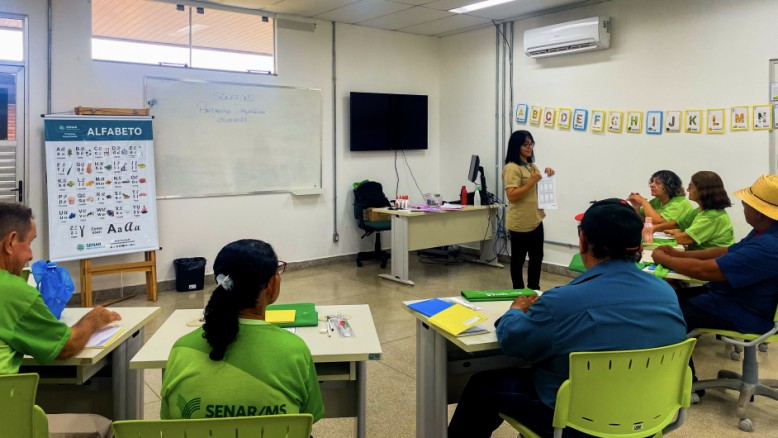 A turma de alfabetização do Senar reune 7 idosos da zona rural e que procuram aprender a ler, escrever e fazer cálculos