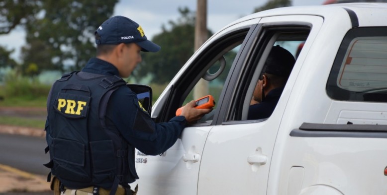 Condutor que for flagrado alcoolizado está sujeito a multa e a suspensão do direito de dirigir