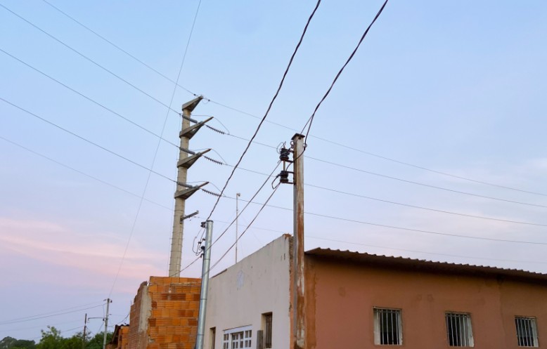 Ligações irregulares de cabos elétricos para distribuição de energia 