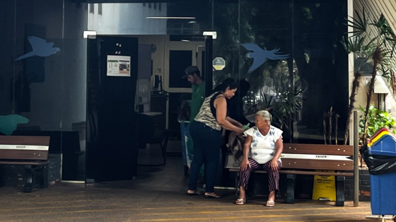 Idosa na recepção do Hospital Universitário Maria Aparecida Pedrossian