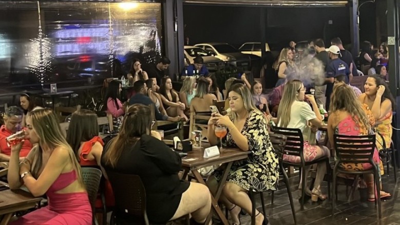 Jovens consumindo bebidas alcoólicas em bar 