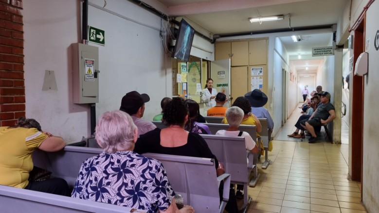 Pacientes aguardam atendimento no Hospital Universitário