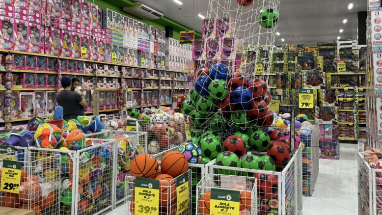 Brinquedos expostos em loja do centro de Campo Grande