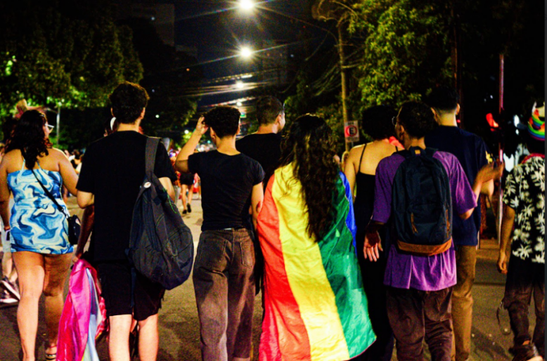 Manifestantes na Parada LGBT+ 2024 de Campo Grande