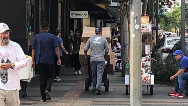 Trabalhador formal faz entrega de mercadorias na Rua 14 de Julho