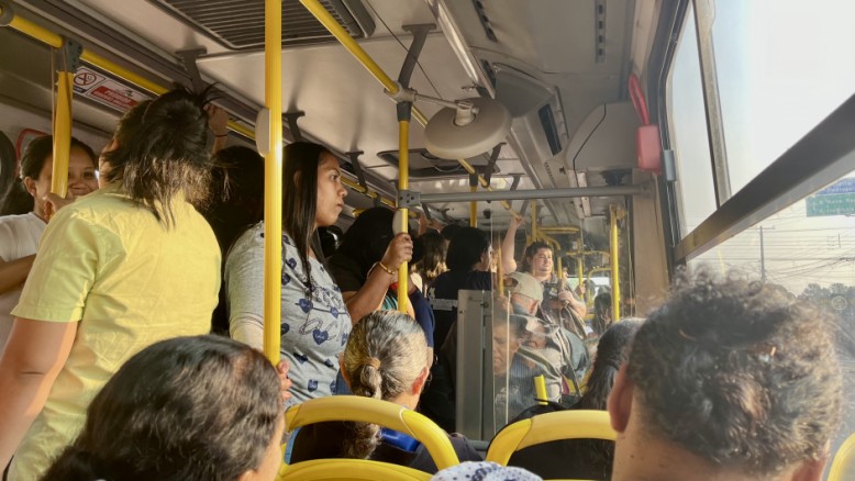 Surperlotação no transporte coletivo causam desconforto para os passageiros 