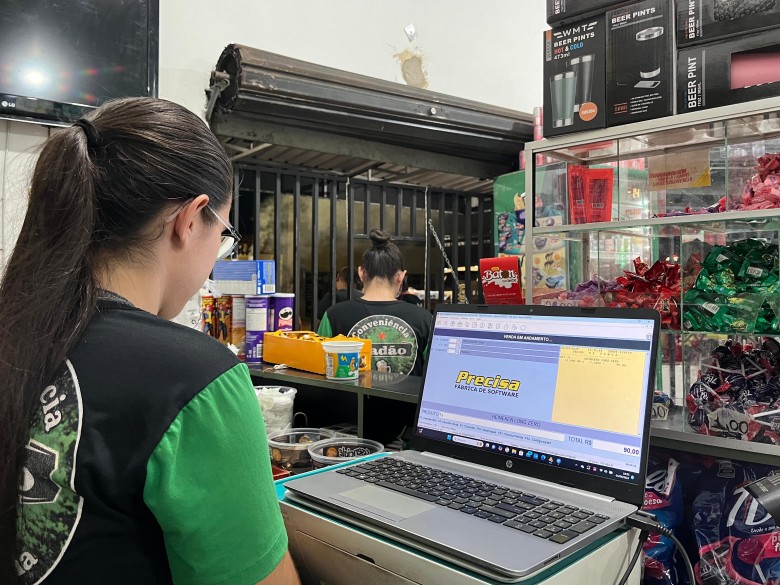 Mulheres atuam no atendimento ao cliente em seu ambiente de trabalho