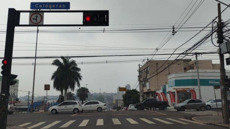 Avenida Calógeras, na região central de Campo Grande, tem fluxo intenso em horários pontuais