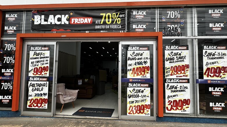 Fachada de loja com ofertas da Black Friday em Campo Grande