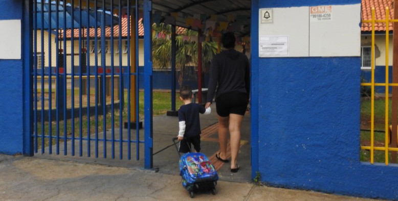 Criança na faixa de quatro anos na creche em Campo Grande acompanhada de responsável