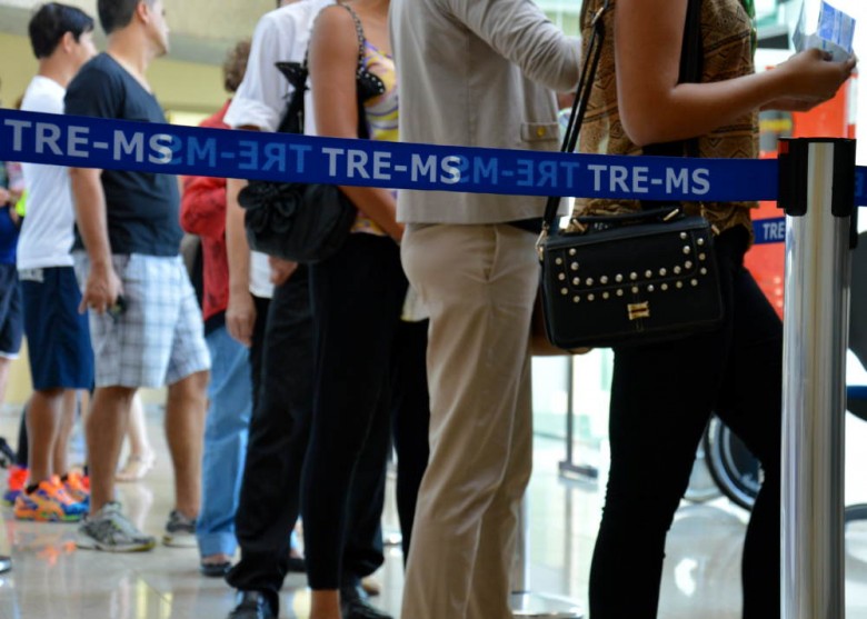 Eleitores esperam na fila para atendimento