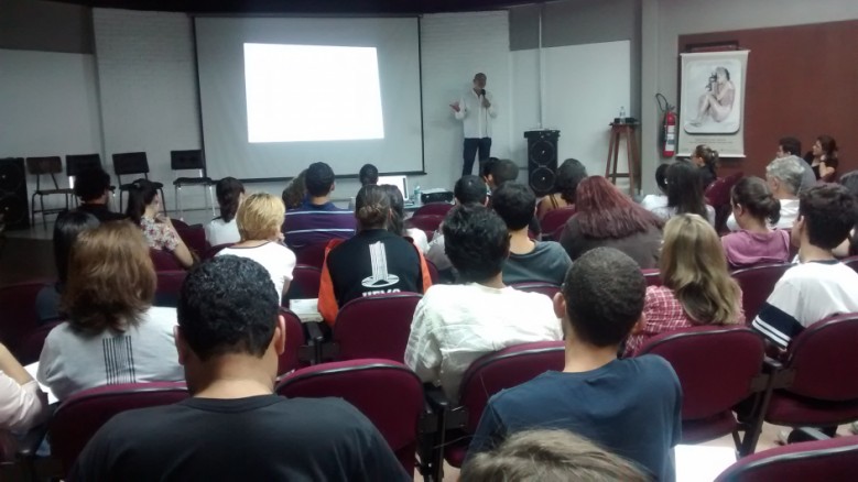 Público participa da palestra do professor Dr. Edson Silva