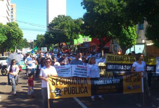 Cidadãos se mobilizam e promovem passeata na Rua Barão do Rio Branco, localizada no centro de Campo Grande.