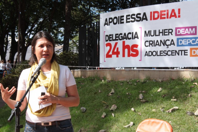 Vereadora Luiza Ribeiro em campanha pela Delegacia 24 horas