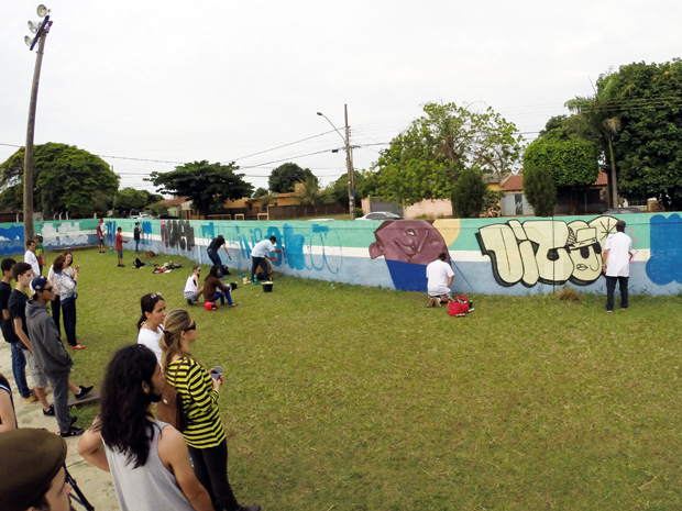 Mais de 50 grafiteiros se reuniram no sábado para pintar muro de escola