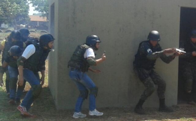 Acadêmicos participaram de uma simulação de cobertura jornalística de conflito armado