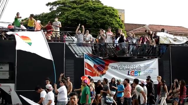 Manifestantes foram às ruas do centro da capital para chamar a atenção sobre o combate à homofobia.