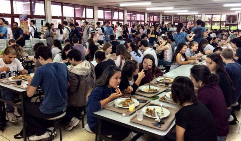 Hoje o RU serve café da manhã e almoço para em média 1.700 pessoas diariamente