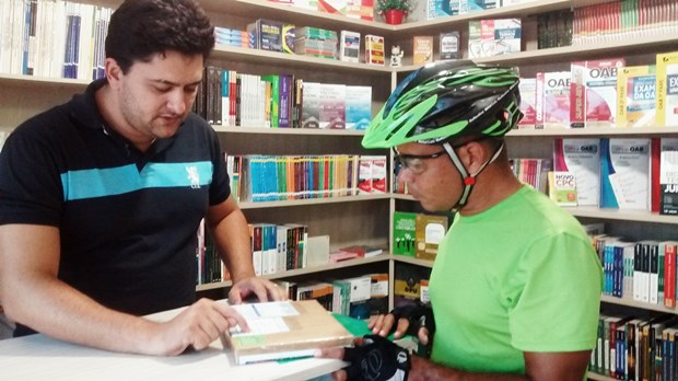 Bikeboy gerou economia para dono de loja de livros e apostilas