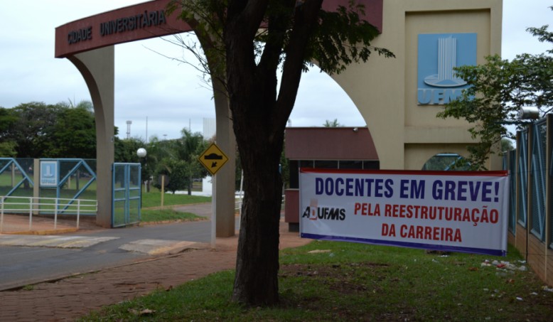 Professores da UFMS entram em greve sem prazo determinado