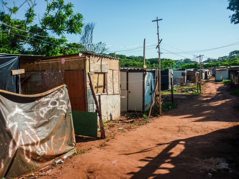 Favela no bairro Izabel Garden, região norte de Campo Grande, possui água e energia clandestinas